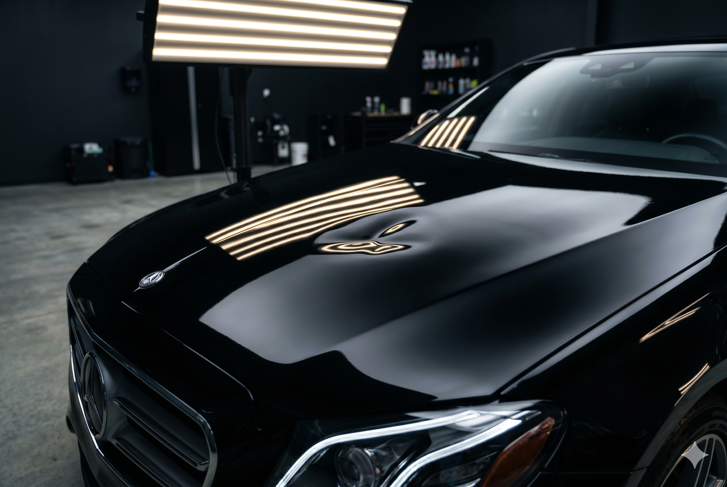 До: локальная вмятина на капоте автомобиля